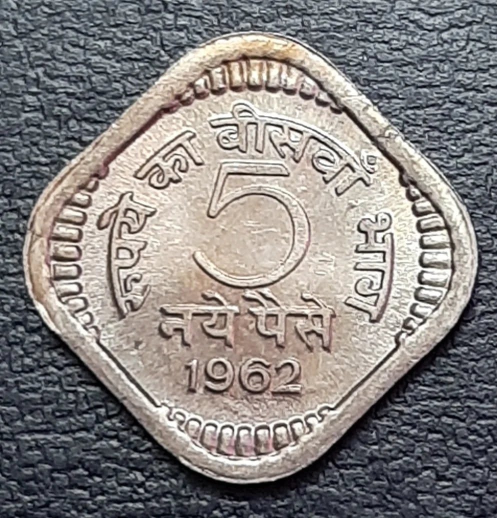 _vatsalasingh's tweet photo. ये रणवीर सिंह यादव हैं।

- 1973 में, वे दिल्ली (DTC) में बस कंडक्टर थे।
- उन पर ₹0.15 के बजाय ₹0.10 का टिकट जारी करने और 5 पैसे अपने पास रखने का आरोप लगा था।
- DTC ने उनके खिलाफ़ केस दर्ज किया।
- 1976 में उन्हें नौकरी से निकाल दिया गया।
- उन्होंने दशकों तक कोर्ट में केस लड़ा।
- 1990 में वे लेबर कोर्ट में केस जीत गए।
- DTC अपील करती रही और केस को 40 साल से ज़्यादा समय तक हाई कोर्ट में खींचती रही।
- DTC ने 5 पैसे वसूलने के लिए ₹47,000 खर्च किए।

2016 में, दिल्ली हाई कोर्ट ने DTC की अपील खारिज कर दी और उन्हें यादव को ₹30,000, साथ ही ग्रेच्युटी के तौर पर ₹1.28 लाख और CPF के तौर पर ₹1.37 लाख देने का आदेश दिया।

इस तरह एक बेगुनाह आदमी की ज़िंदगी 5 पैसे के लिए लड़ते हुए बर्बाद हो गई, जबकि मंत्री करोड़ों का फ्रॉड करते हैं और लंदन में आराम से रहते हैं....Read News