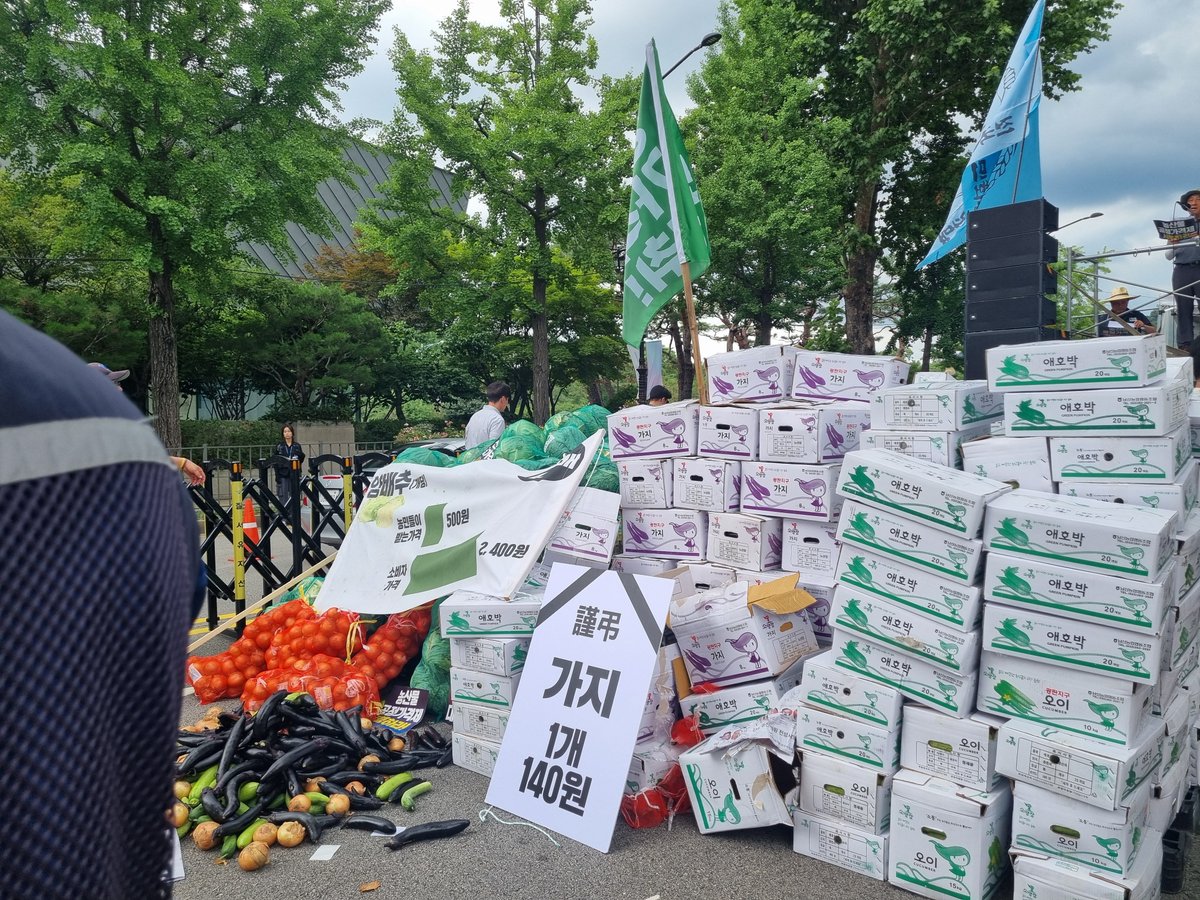 mahosozounion1's tweet photo. 이게 말이 되는 가격인가

가지 1개 140원
오이 1개 180원
토마토 1개 180원
애호박 1개 250원
양배추 1개 500원
방울 토마토 1kg 1600원
참외 1kg 800원

농민들은 굶어죽으란 말 밖에 안되잖아 이건 https://t.co/xU5Y635FaB