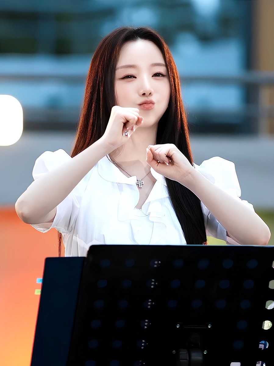 kang210's tweet photo. 260519 더 리슨: 뮤캉스 때 하얀 블라우스 + 청바지켕~💙청순 그 자체~💙 https://t.co/J5W9ikNnWy