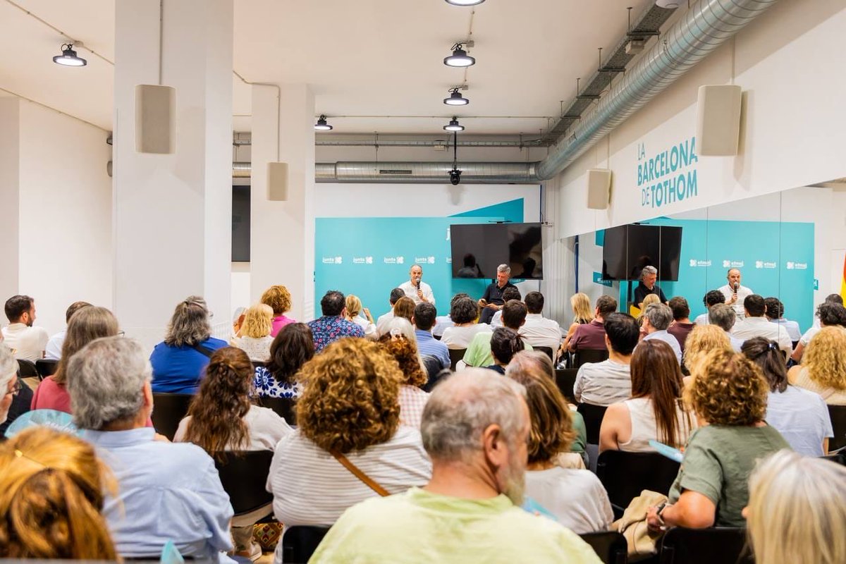neusmunte's tweet photo. Trobada de tot l’equip municipal de @Junts_BCN i Assemblea del partit a BCN amb el secretari general @jorditurull i el candidat @jmartigalbis per escalfar motors de cara a les municipals! 
Amb presència d’alguns dels nostres referents metropolitans, gràcies per ser-hi! #Junts https://t.co/pY8hRB5rvb