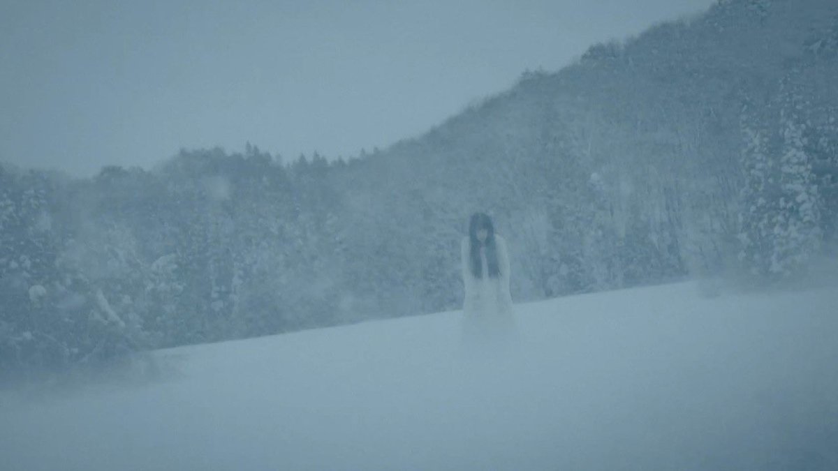 NogusoYo's tweet photo. 『氷血』雑感。「雪女」をベースにした本格ホラー。内容的には和製『シャイニング』雪に閉ざされた家は密室���態。稔が後半から狂気に走る。白い服の女が複数人立ってるシーンが白眉。音で驚かせる。静かな展開にウトウトしてたら目が覚めた。予想外の良作。 https://t.co/lwJo1XGXMk