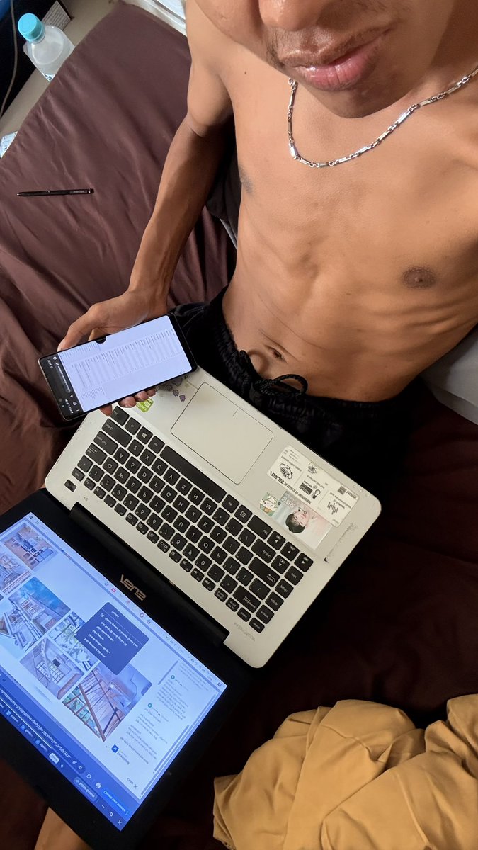 its_nge's tweet photo. pinjem laptop temen buat kerja, soalnya laptop ku lagi rusak https://t.co/87YCAcaqY2