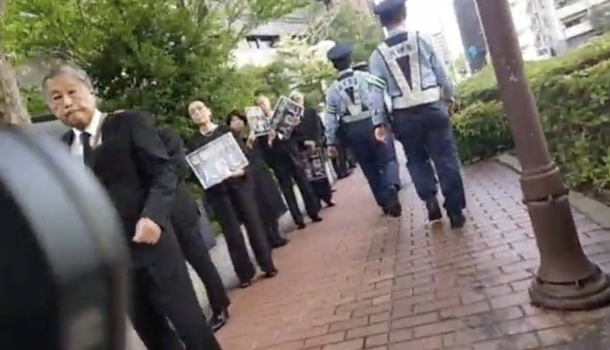 XLYDchwddUH3aQB's tweet photo. 兵庫県の喪服スタンディングやばい笑
名誉毀損の犯罪行為を行なってる面々が可視化されている笑
このまま証拠提出できる笑

https://t.co/8bSXxFMv5Z https://t.co/f3rg96qC8H
