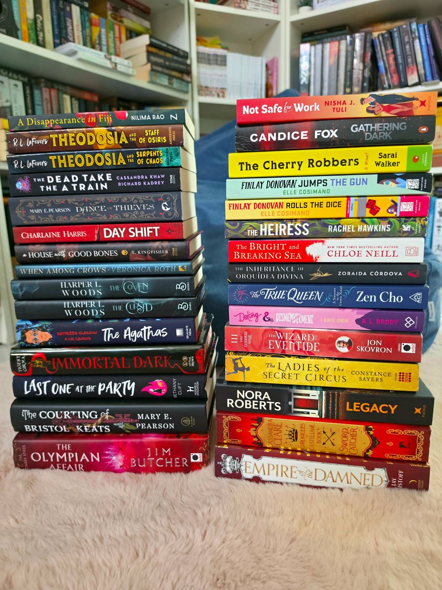 rendpuspita's tweet photo. Buku fisik ada 62 judul (separuhnya dari BBW) dan ebook (diskonan) ada 45 judul. Jadi di sisa separuh tahun ini, cuma beli yang di WL aja (rencananya) https://t.co/yYYlLvrbnl
