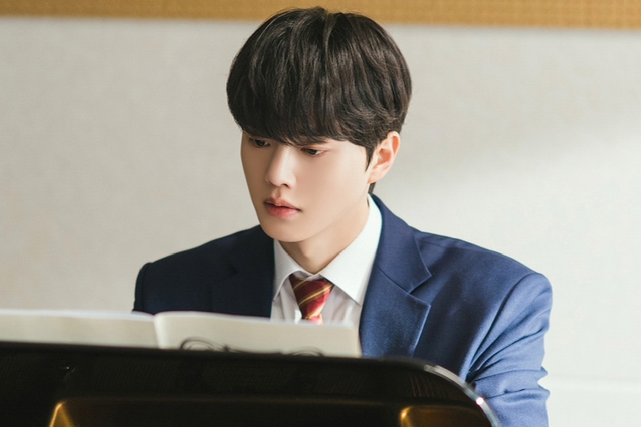 soompi's tweet photo. #SongKang Transforms Into A Perfectionist Pianist In New Drama “#FourHandsTwoSonatas”
https://t.co/961yFAMfjp https://t.co/46GJdkYW5B