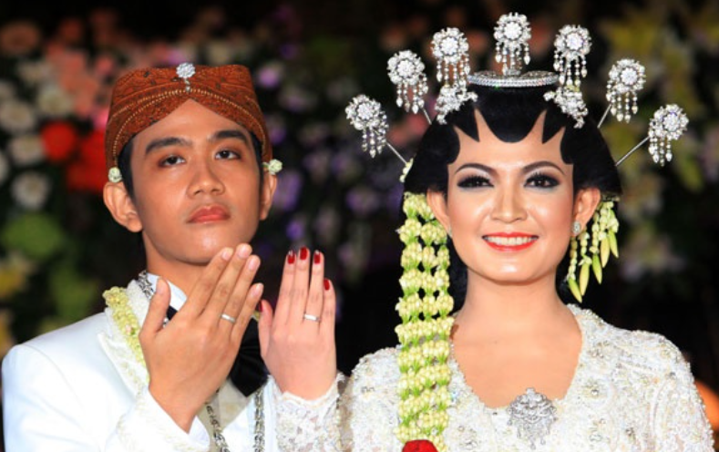 karirfess's tweet photo. Pernah gak sih kamu atau temen kamu lagi cari pasangan, tapi terus diingetin “cari yang sekufu ya”?

Awalnya mungkin terdengar sepele yaa...

Tapi lama-lama, semakin ngerti kenapa itu penting banget.. terutama di dunia kerja yang semakin berat ini.

Sekufu itu bukan soal sama kaya, sama ganteng, atau sama sukses.  

Tapi soal "sama dalam hal yang paling dasar" sekalipun: 
- nilai hidup
- cara pandang agama
- visi masa depan
- dan cara memperlakukan orang lain.

Karena kalau dua orang yang beda jauh nikah, yang ada bukan pelengkap, tapi tabrakan jadinya.. 🥲🥲