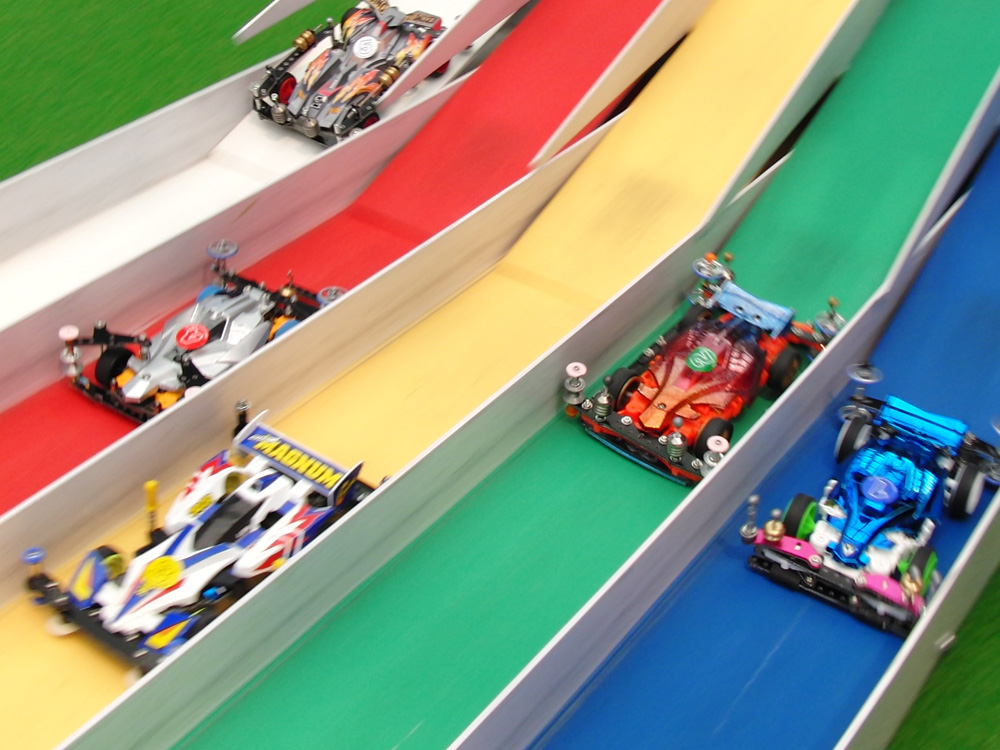 tamiyainc's tweet photo. 『タミヤモデラーズギャラリー』会場内には、 #ミニ四駆 5レーンサーキットを常設🏁

7月25日(土)・26日(日)は「ミニ四駆チャレンジ in TOBU」を開催します。レース参加をご希望の方は、ホームページからお申し込みください。

皆さまのご参加をお待ちしております！

⬇️申込はこちら
https://t.co/TorAwKvTfk