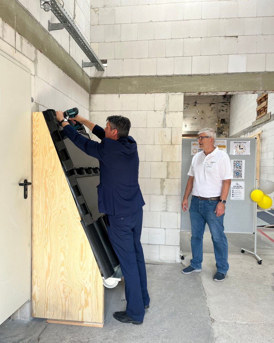 roofecosolar's tweet photo. ☀️ Rückblick auf unser Opening bei Roofeco Solar!
Danke an Landrat Henry Graichen, unsere Partner &amp; alle Gäste. 💛
Solardachpfannen aus 100 % recyceltem Kunststoff — Dach &amp; Solar in einem. @KreisLeipzig @StadtLeipzig 

#RoofecoSolar #Borna #Dachdecker #Leipzig https://t.co/eqXv1SfL99