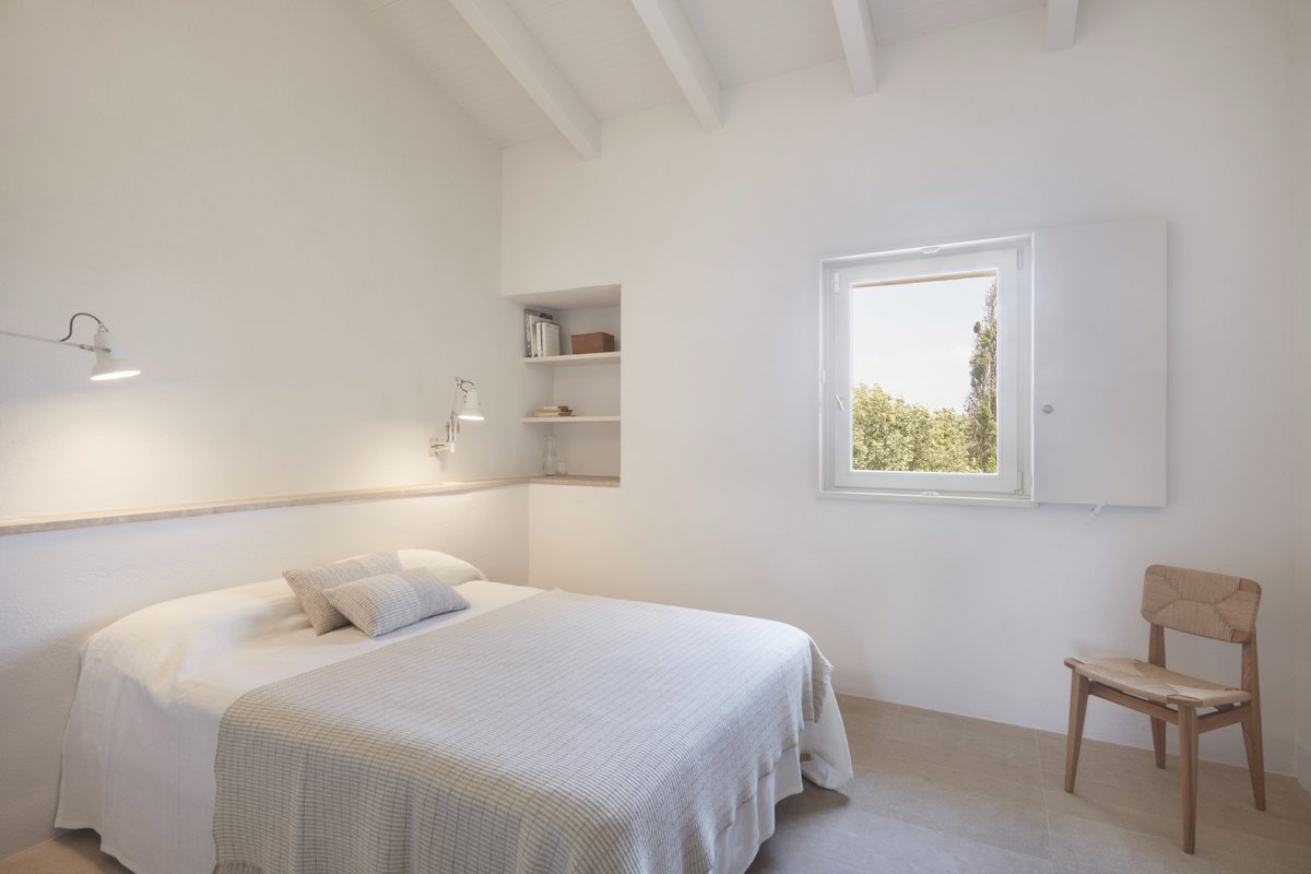 Interior_es's tweet photo. Renovada por Carmen Basso (O2 Basso Arquitectos) y María de Ros, esta #masía recupera su identidad mediante una #reforma que reorganiza el espacio, recupera #materialeslocales y devuelve protagonismo a la arquitectura original.
-> Fotos: Daniel Loewe
-> https://t.co/XTJVhEMU2Q https://t.co/z9A0UNlLbf