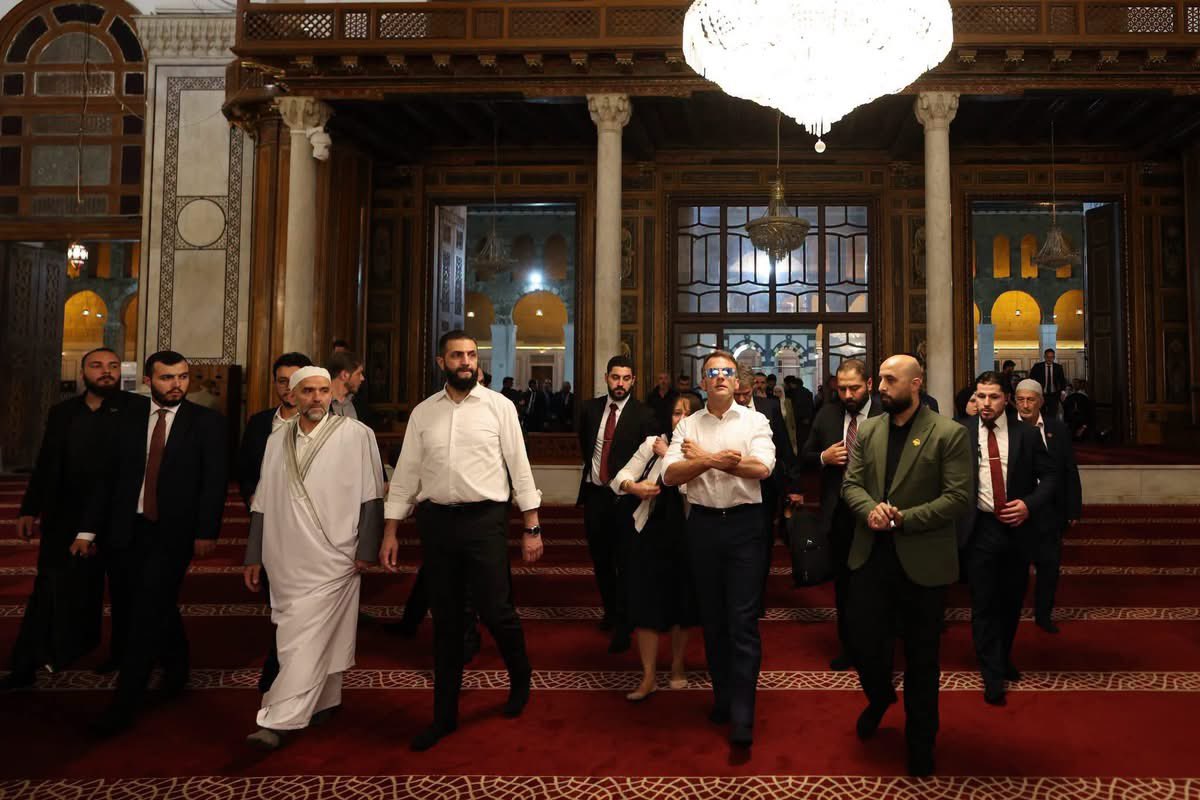 MohamedHnid's tweet photo. ماكرون التعيس وهو يترنح في باريس بسبب فشله الذريع يزور الجامع الأموي : أتذكر نصا للبخلاء حين قال المروزي للعراقي : والله لو خرجت من جلدك لما عرفتك ! https://t.co/WM3sQTZkUX