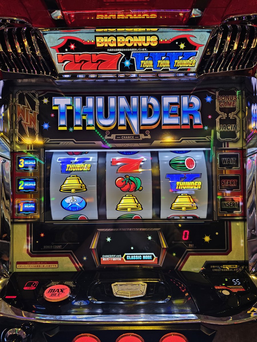 ippeperon3638's tweet photo. 後輩に誘われてパチンカスにとって神聖な日とはまったく無縁のお店に…
初見のお店だったので下が甘いサンダーへ
内容はイマイチだけどストレスフリーで当たってくれる✨
ありがてぇ
前回から予告音待ちのスタンダードを控えてクラシックにしたら…あれ？面白いぞ？とやっと気付いた😅
いい7/7でした♪ https://t.co/b6BKHuViaz