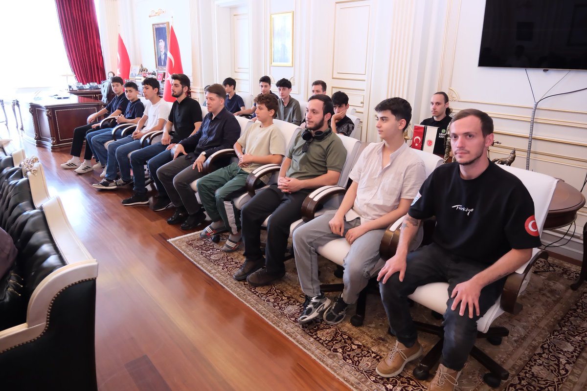 YozgatValiligi's tweet photo. Valimiz Mehmet Ali Özkan, Bursa Marmara Yozgatlılar Federasyonu öncülüğünde Bursa'dan ilimize gelen gençlerimizi makamında misafir etti.

Valimiz Özkan, bir hafta boyunca ilimizdeki tarihi ve turistik bölgeleri gezecek olan gençlerimizi Yiğitler Şehri Yozgat'ta misafir etmekten dolayı mutluluk duyduklarını söyledi.