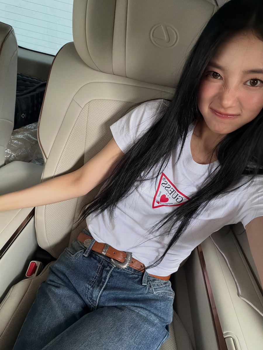 EntameKorea's tweet photo. スジ、白Tシャツ＆ジーンズだけでも清純な美しさ健在　「GUESSガール10周年記念」 https://t.co/R6iO10HoTX 

スジは2日、ソーシャル・ネットワーキング・サービス（SNS）に「GUESSガール10周年記念」というコメントとともに、複数の写真を投稿した。

#スジ #Suzy #수지 #GUESS https://t.co/xGfu5tIYQP
