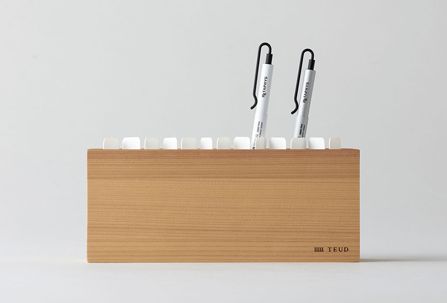 METAPHYS_JP's tweet photo. 『TEUD pen holder』

ひのきと樹脂を融合させたペンホルダー。

ペンを一本づつ仕切りに入れて自立させることができる為、ペンを探しやすく、手に取りやすいペンスタンドです。
国産の天然木の柔らかな風合いと質感がどんなペンともマッチします。

https://t.co/fz9DHKphfe

#penholder　#METAPHYS https://t.co/iecS5igP0U