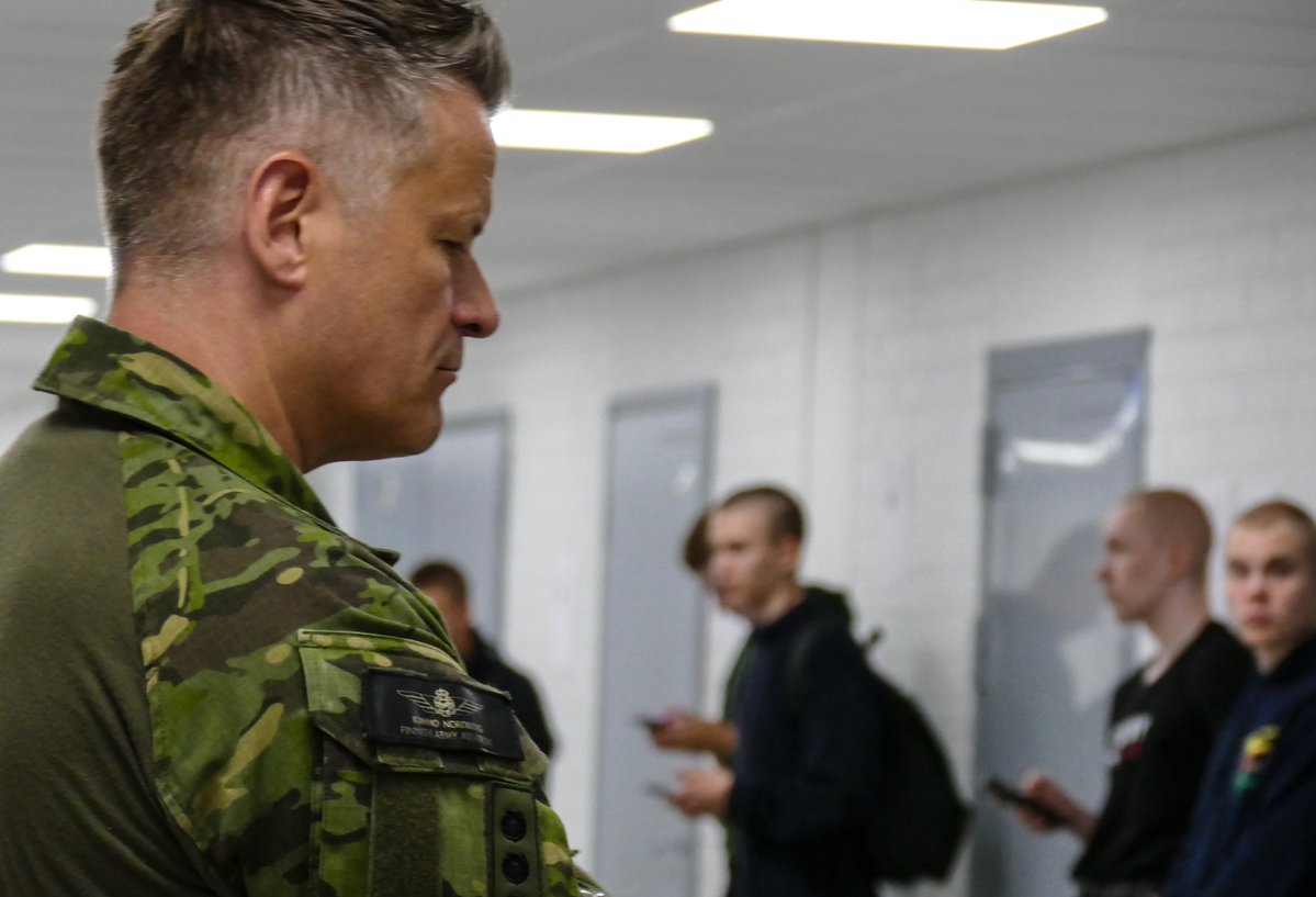 UtinJR's tweet photo. Utin jääkärirykmentissä otettiin eilen vastaan heinäkuun saapumiserän alokkaat. Rykmentin komentaja eversti @KimmoNordberg tarkasti hyvin toteutetut vastaanottojärjestelyt keskusvarastolla sekä #LSVJK ja #TUKIK varusmiesyksiköissä.
#UTJR #FINSOF #inttiarkialkaa #tervetuloa https://t.co/f5TLNDnurV
