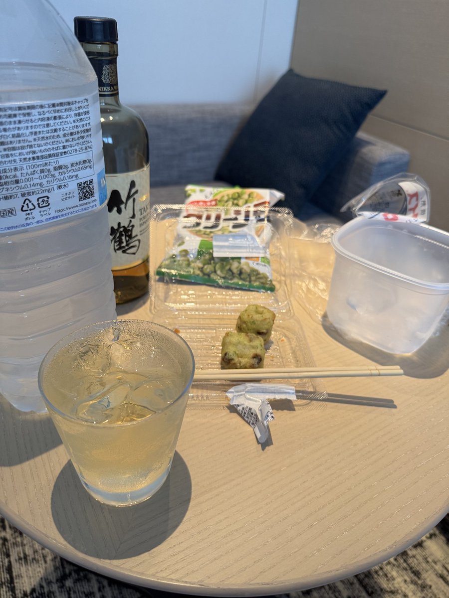 deikony333's tweet photo. ホテルでお酒飲んでるおじさん。
夜は焼肉。 https://t.co/C42yDNb4Ra