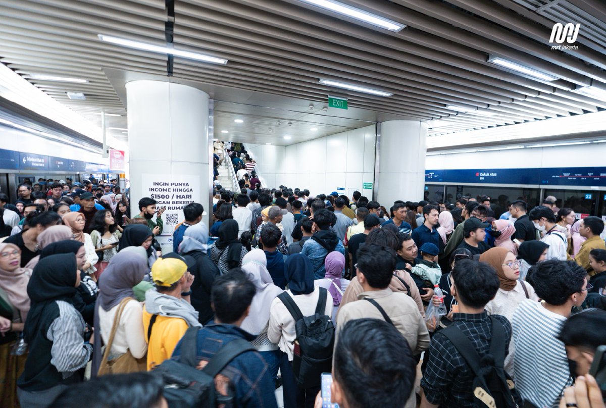 mrtjakarta's tweet photo. Masih ingat first impression Teman MRT waktu pertama kali naik MRT Jakarta?

Apa yang paling bikin kamu terkesan? Keretanya, stasiunnya, ketepatan waktunya, atau justru pengalaman perjalanannya?

Share pengalaman kalian dong! Penasaran banget baca cerita versi kalian. 

#MRTJakarta #UbahJakarta