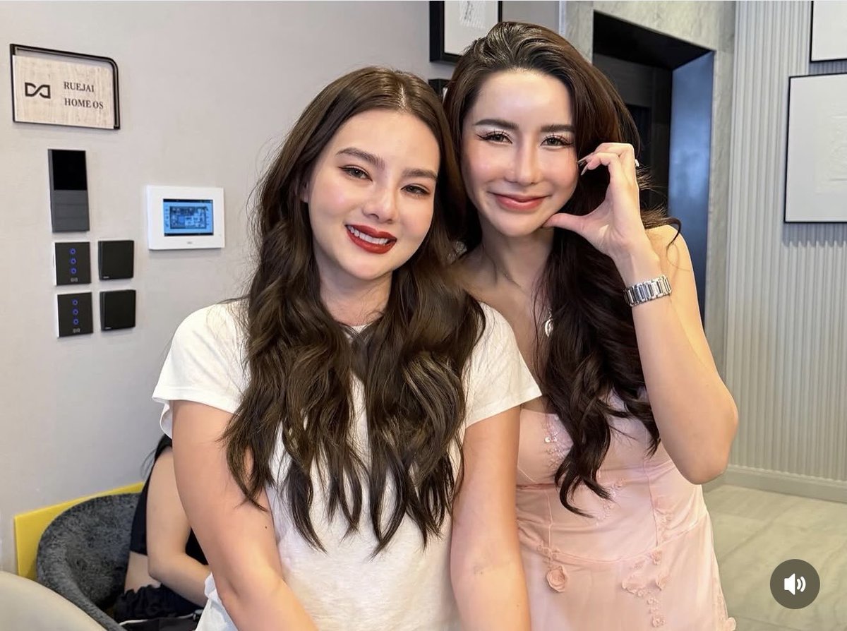 BeautyDiaryNews's tweet photo. บอกแล้วว่าเดี๋ยวต้องมีดราม่า หลังอดีตสามีดิว ลงstoryพร้อมแคปชั่น ทำให้ฝน มาริษา เพื่อนสนิทดิว ได้ออกมาฟาดกลับว่า 
     “จริงๆ เรื่องในครอบครัวคนนอกไม่ควรแสดงความคิดเห็นหรือพูดอะไรมากเพราะคุณไม่ได้รู้จริง...!!
การลงภาพต่างๆไม่ได้บ่งบอกความจริงเบื้องลึกว่าจริงๆแล้วอะไรเป็นยังไง
(แต่ถ้าจะให้บอกทั้งหมดก็พร้อม เพราะตอนที่พี่ดิวจะลงคุณ อ้างว่าต้องการให้ลูกอยู่ในความไพรเวท แต่กลับทำซะเอง!!  เพื่ออะไร? "สร้างภาพ" หรอคะ?)🤭

ถ้าต้องการให้ลงให้ทุกคนรับรู้ในสิ่งที่พี่ดิวเคยทำ และทำมันมาโดยตลอด เพื่อเป็นการประกาศให้โลกรู้ว่าพี่ดิวเป็นแม่ที่ดีฝนคิดว่ามันไม่ใช่ปัจจัยในหน้าที่การเป็นแม่ที่ควรจะทำน่ะ !

ปล. 80% ของค่าใช้จ่ายเด็กๆ เลี้ยงลูกเองโดยไม่มีพี่เลี้ยง สิ่งที่พี่ดิวทำมาตลอด ที่คนนอกไม่เคยเห็น

ปล.สุดท้าย 100% ไม่มีลูกคนไหนที่อยากเห็นคนเป็นพ่อปล่อยมือ "แม่ของลูก" ในวันที่ลำบากหรอกนะคะ
(ความคิดเห็นส่วนตัว ในฐานะคนเป็นแม่และเป็นเมีย วันที่ฝนทุกข์หรืองี่เง่าที่สุด สามียังไม่เคยปล่อยมือทิ้งฝนไปไหนเลย)”