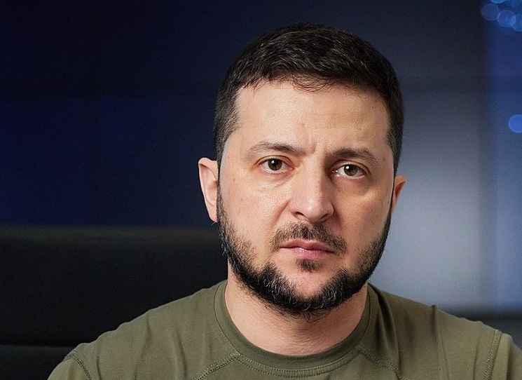 jirik957's tweet photo. Zelenskyj oznámil pokračování úderů na Moskvu a Petrohrad – to by mělo Putina přivést k rozumu.

Když naše dálkové údery nezasáhly Moskvu a Petrohrad, Putin o tom moc nepřemýšlel. Chápal, že válka je daleko od Kremlu.

Samozřejmě, až začne cítit, co se děje v Moskvě, začne chápat, co se děje v Kurské, Bělgorodské a Brjanské oblasti. Začne cítit realitu.

Až k Moskvě nepoletí sto dronů, ale tisíc, a až to ucítí a uvidí, bude mu doporučeno, aby se přesunul někam za Ural.

To bude nová etapa na cestě ke konci války. Čím dále bude Putin od Moskvy, tím blíž bude konec války a míru.

Bojí se o svůj život. A elita se bojí. Kde žijí ruské elity? Moskva a Petrohrad jsou dvě hlavní města země. Všechno tam bude létat, protože tam se dělají rozhodnutí, která nás zabíjejí.