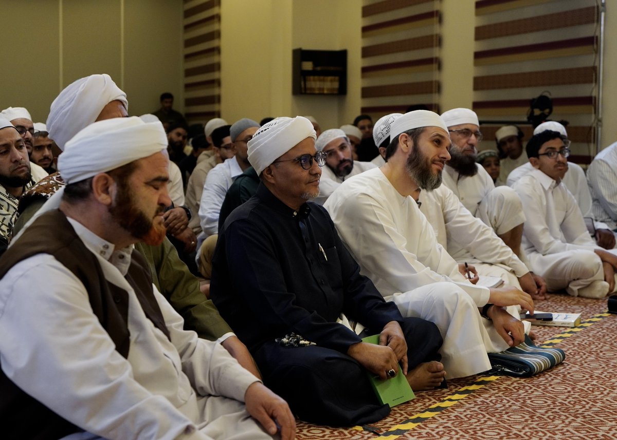 habibomar's tweet photo. درس قبس النور المبين من إحياء علوم الدين، للعلامة الحبيب عمر بن حفيظ
كتاب أسرار الحج - 34 : بيان الأعمال الباطنة (2)
مساء الأربعاء 16 محرم 1448هـ

للمشاهدة:
https://t.co/xuY5BpMn9t
للاستماع:
https://t.co/exvwPzCXOE

 يتضمن الدرس:
- رتبة امتثال العباد لدعوة الرحمن والتقرب بالنوافل
- التمييز بين ظاهر العبادات وبواطنها وفرض الاحسان
- مضاعفة الثواب والأعمال
- قطع العلائق الباطنة والظاهرة شرط للسير إلى الله
- وجوب رد المظالم والتوبة قبل السفر
- رعاية حقوق الخلائق، والديون والمظالم وأثرها
- لزوم الاستغفار والتوبة حتى بعد الطاعات
- تذكر رحلة السفر الكبرى إلى الآخرة
- التزود بالتقوى (خير الزاد)
- طلب لقمة الحلال والتورّع في المآكل والمشارب والمراكب
- إفساد زاد الآخرة بشوائب الرياء والعُجب والغرور
- شكر الله على تسخير المراكب (الدواب، السيارات، الطائرات)
- تذكّر المركب الأخروي الأخير عند ركوب وسائل النقل
- تذكر الكفن واللحود عند شراء ولبس الإحرام
- فضيلة الغدو في طلب العلم بنية العمل
#عمر_بن_حفيظ #إحياء_علوم_الدين #الحج #قبس_النور_المبين