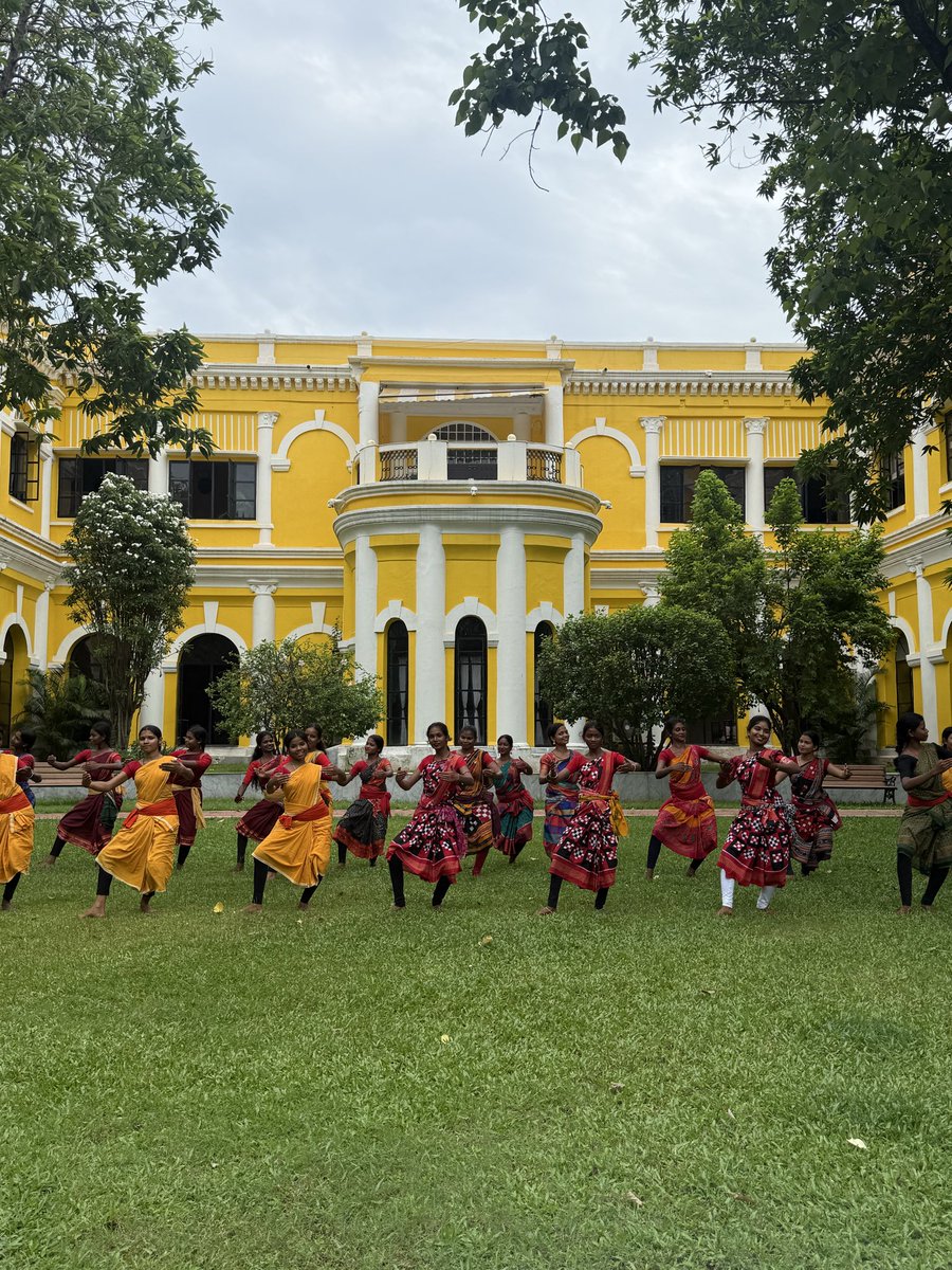 TheGreatAshB's tweet photo. Beautiful to have the senior workshop of Banglanatak at @BelgadiaPalace training new students across Baripada and Rairangpur Mayurbhanj Chhau under the Uttarsahi gurus at Mayurbhanj watching the final 50 chosen from 350 for further training. https://t.co/tQeIsNj8eb