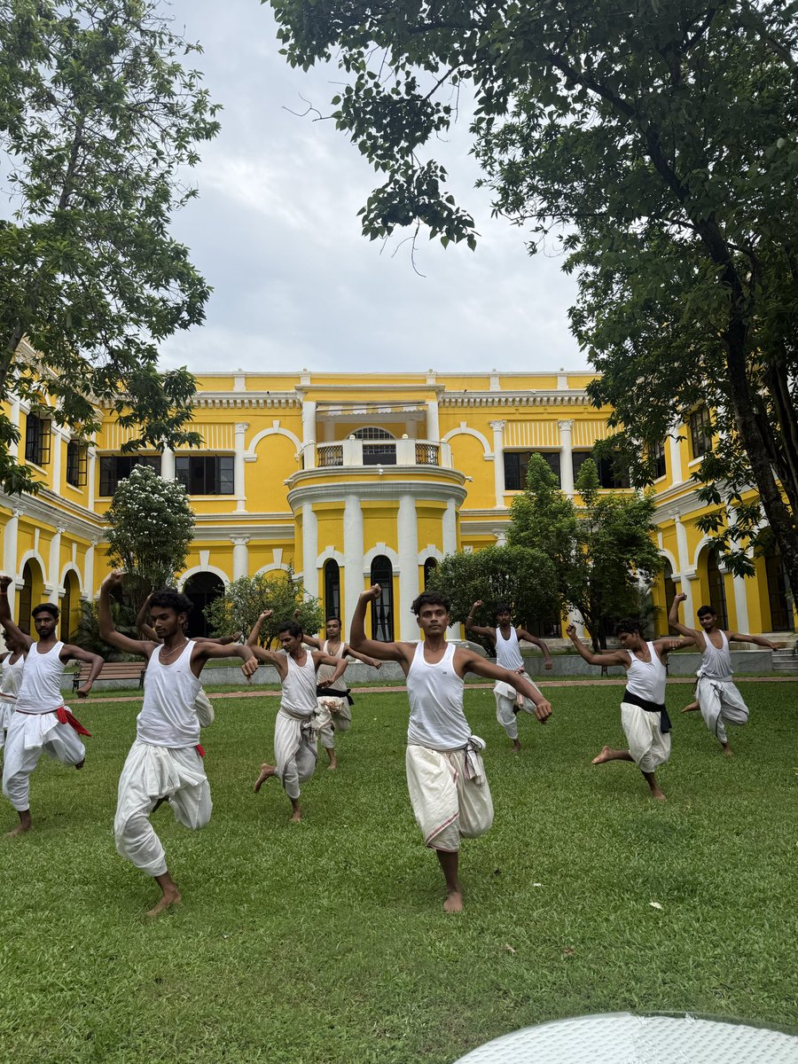 TheGreatAshB's tweet photo. Beautiful to have the senior workshop of Banglanatak at @BelgadiaPalace training new students across Baripada and Rairangpur Mayurbhanj Chhau under the Uttarsahi gurus at Mayurbhanj watching the final 50 chosen from 350 for further training. https://t.co/tQeIsNj8eb