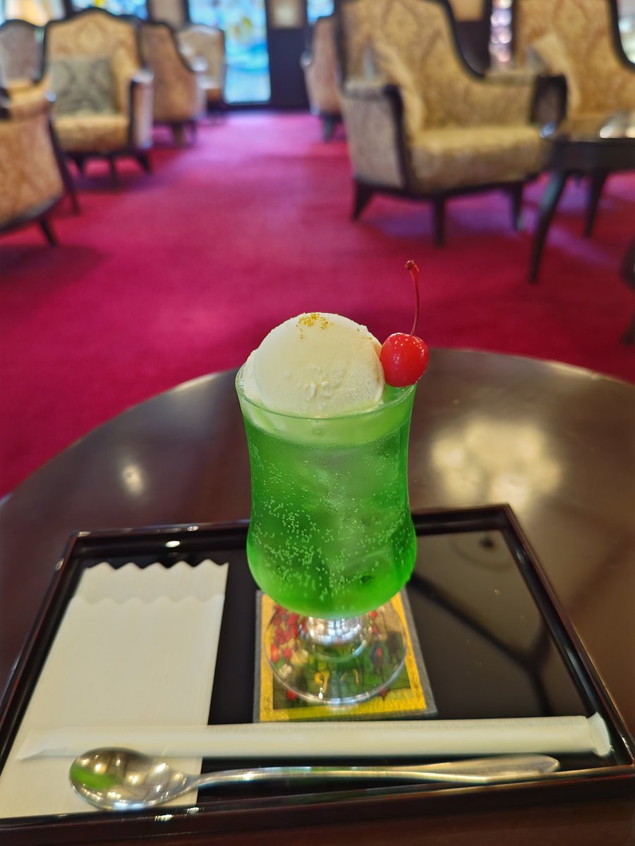 RAIN965's tweet photo. 金粉メロンクリームソーダ https://t.co/DiCzBXIpkk