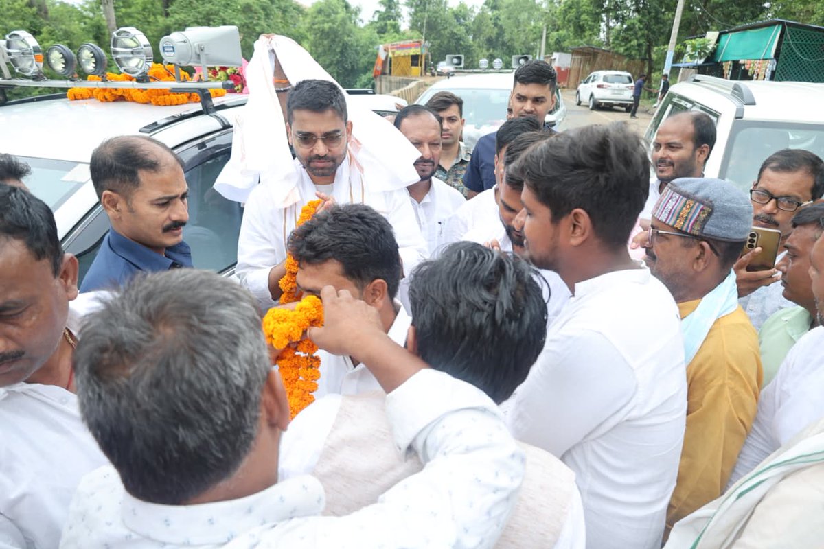 DeepakRLM's tweet photo. आज अरवल आगमन पर बलिदाद एवं अन्य स्थानों पर NDA के जिलाध्यक्ष गण एवं कार्यकर्ताओं के द्वारा स्वागत किया गया। सभी साथियों के स्नेह, सम्मान और आत्मीयता के लिए हृदय से आभार व्यक्त करता हूँ।
#DeepakPrakash #Arwal #JanSampark #RLM #Bihar #रालोमो #अरवल #जनसंपर्क https://t.co/ZEd7gWRN7d