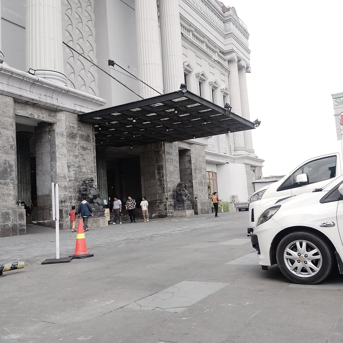 888godsluck's tweet photo. Pulang dulu ya, My lady @AM_EllaJKT48. Semoga kita bisa bertemu lagi 👋🏻

Lihat kamu dari dekat di 2s rasanya masih nggak nyata. Cantik banget.
Di theater energi, ekspresi, dan rasa yang kamu tunjukkan luar biasa 💥

I went home with a full heart and a smile that still lingered. https://t.co/29OBhLRLDX
