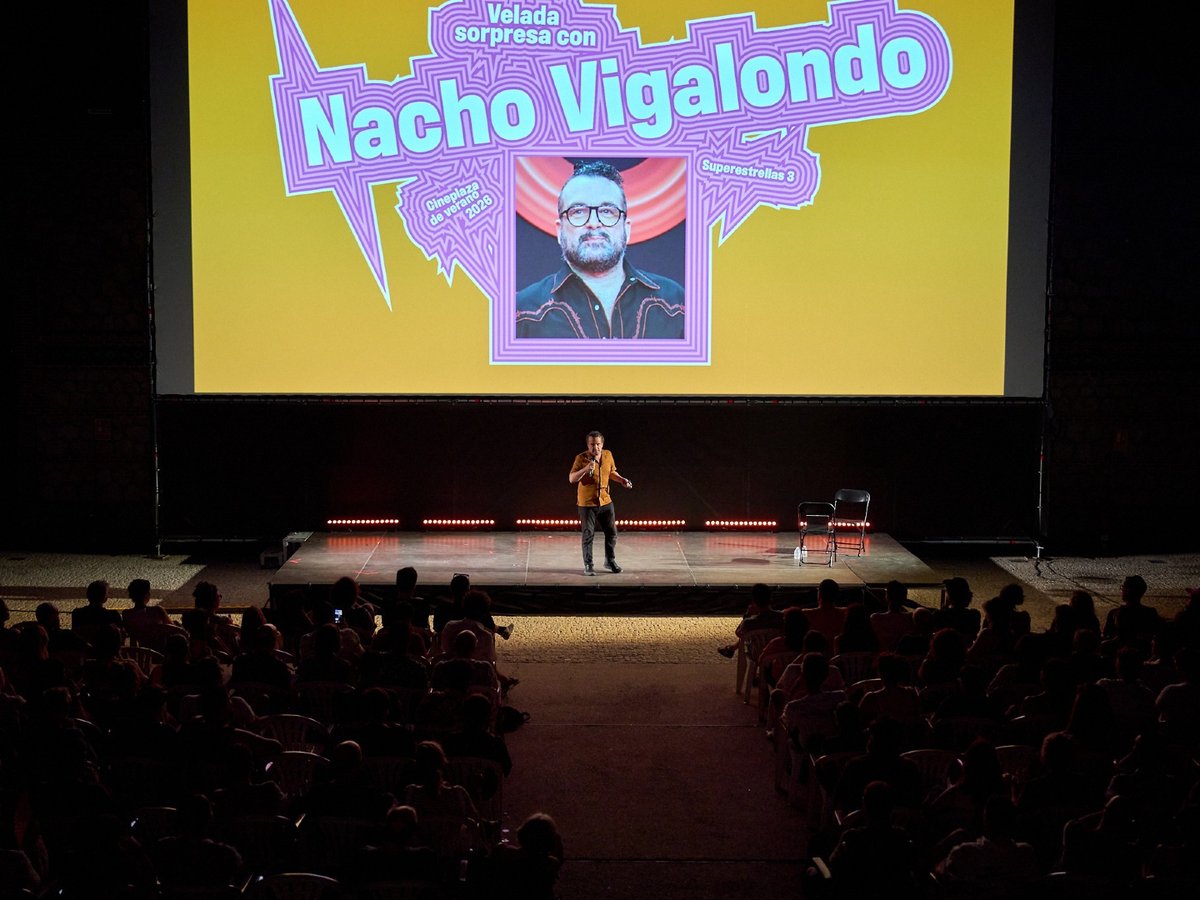 CinetecaMadrid's tweet photo. Nos lo pasamos en grande en el #CinePlazaDeVerano junto a Nacho Vigalondo. Fue una "velada sorpresa" en #MataderoMadrid. El jueves #9JUL se subirán al escenario de #Superestrellas 3 el actor Brays Efe y Miguel Agnes👇
https://t.co/U4Y3Uylsbk

Con el patrocinio de @CervezaElAguila https://t.co/hnWyFHmJxY