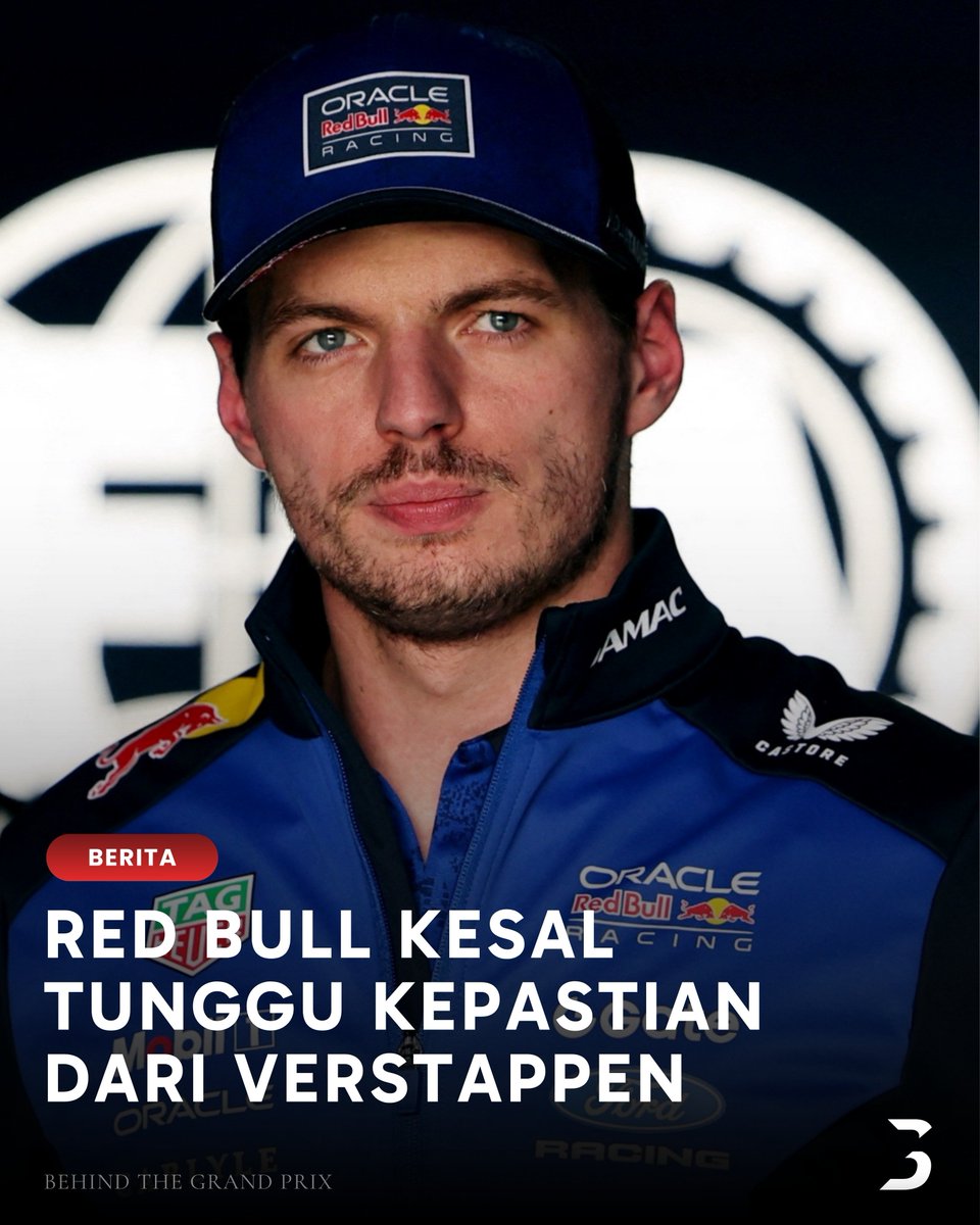 BehindTheGP's tweet photo. 🚨Masa depan Max Verstappen di Red Bull kembali menjadi tanda tanya meski ia masih terikat kontrak hingga 2028. Berkat klausul exit, Verstappen kini memiliki kesempatan untuk meninggalkan Red Bull setelah dipastikan tidak akan berada di top 2 klasemen saat jeda musim panas.

Situasi ini memicu ketegangan dengan manajemen Red Bull. Menurut De Limburger, petinggi Red Bull sangat kesal karena Verstappen sekali lagi membuat mereka harus menunggu kepastian. 

Mereka kecewa karena merasa telah melakukan segala cara untuk mempertahankan Verstappen, termasuk menghadapi musim transisi 2026 dengan mesin baru. Mereka juga merasa Verstappen seharusnya menunjukkan loyalitas lebih setelah meraih kesuksesan dan pendapatan besar bersama tim.

Di sisi lain, Verstappen ingin memastikan Red Bull benar-benar mampu kembali menjadi tim terdepan sebelum berkomitmen untuk masa depannya. Ia juga dikabarkan meragukan kekuatan teknis Red Bull setelah gelombang PHK, yang disebut mengurangi pengalaman motorsport di dalam tim.  Laurent Mekies disebut sebagai satu-satunya sosok berpengalaman yang tersisa. Banyak posisi yang kemudian diisi oleh orang-orang dari divisi sepak bola Red Bull.

Verstappen memiliki waktu hingga Oktober untuk memberi tahu Red Bull mengenai keputusannya, tetapi jika ingin pindah ke tim lain, proses negosiasi kemungkinan harus dimulai lebih cepat. Menurut laporan De Limburger, selain opsi pindah tim, Verstappen bahkan dikabarkan mempertimbangkan mengambil cuti satu musim atau pensiun lebih awal dari F1 setelah 12 tahun bersama Red Bull.
