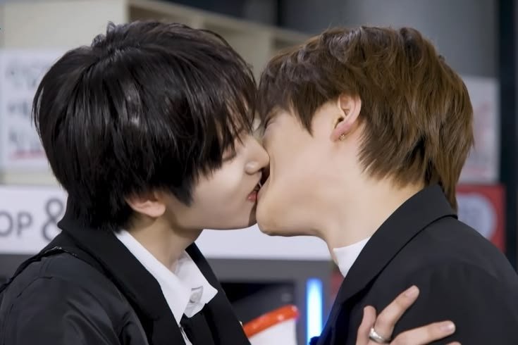 vmpwonn's tweet photo. #leoxin #pridemonthisover #notgaytokissyourhomies https://t.co/iAVtTc5bhg