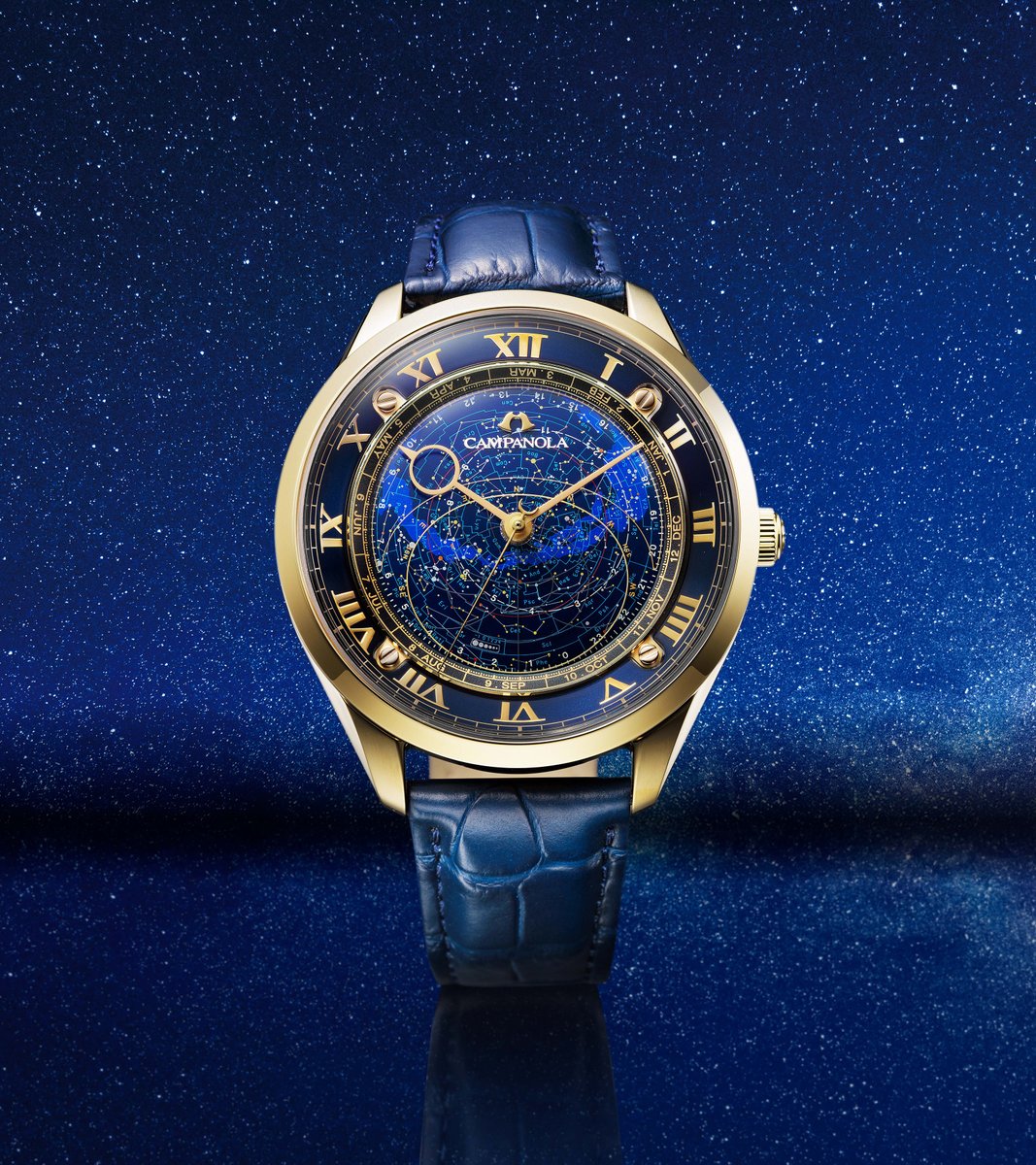 CITIZENWATCHJP's tweet photo. 『カンパノラ』から「コスモサイン」誕生40周年を記念した限定モデルが登場。

ムーブメント誕生当時の配色をイメージしたイエローゴールドカラーのケースに、深みのあるネイビーを組み合わせた特別仕様です。

性別を問わず着用しやすい39mm径のミディアムサイズを採用。時分針には視認性を高めるホーニング仕上げ、秒針にはミラー仕上げを施し、情緒豊かな時の流れを演出します。

■AO1032-03L
￥363,000(税抜価格￥330,000)
限定210本
https://t.co/BNZzebXPQl