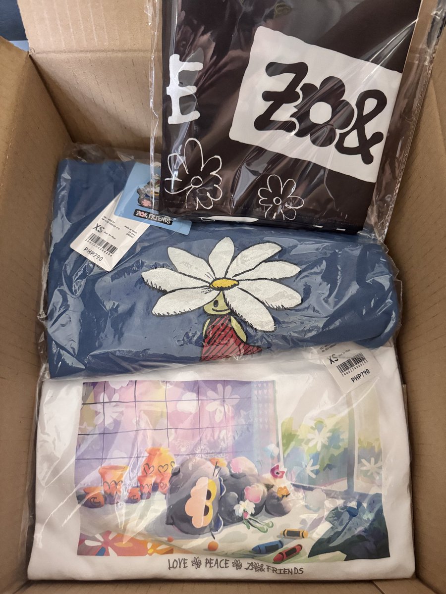 akocroxy1's tweet photo. Finally!!! They are complete 💛
After getting the gray colors yesterday sa physical store, nadeliver din naman agad today yung online orders ko plus with Zoa scarf waaaah so happy 🥰🥰🥰

Uniqlo UT x ZO&amp;FRIENDS 
@IBGDRGN @UNIQLOPH 

#GDRAGON #ZOA #ZO&amp;FRIENDS https://t.co/z88CWhLTjF