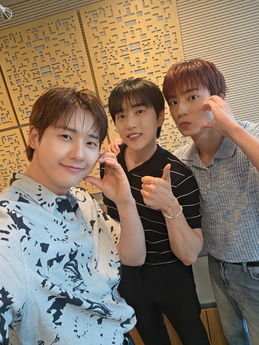 _B1A4OFFICIAL's tweet photo. 잠시 후 4시 30분!
SBS POWER FM
107.7MHz  라디오 황제성의 황제파워

https://t.co/Z56UMM0a8I

#B1A4 와 함께합니다! 
#신우 #산들 #공찬 https://t.co/aol1nDY1md