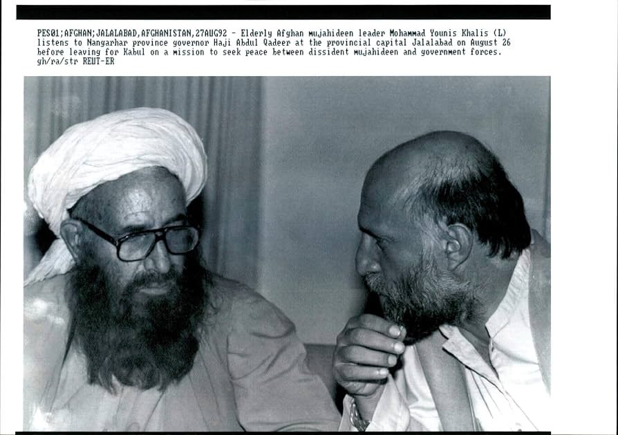 SamiYousafzaii's tweet photo. د حاجي عبدالقدیر یاد
د تولد او شهادت یی یوه شوه .
تولد 6/7/1951

شهادت 6/7/2002

الله تعالی دې حاجي عبدالقدیر وبښي او جنت الفردوس دې ورپه برخه کړي نن یې د شهادت ۲۴ کاله پوره شول :

د ۲۰۰۲ کال د لویی اختر په لومړۍ ورځ، زه او زما اېډېټر، مایکل هیرش، له کابل څخه اسلام‌آباد ته روان وو. په جلال‌آباد کې تم شو، ځکه غوښتل مو حاجي عبدالقدیر صاحب  ته سلام وکو او څو خبرې ورسره وکړو .

کله چې د هغه کور ته ورسېدو، یو سپین‌ږیری سړی، چې حاجی قدیر له باوري کسانو څخه معلومیدو راووتلو او موږ ته راغی. موږ ورته وویل چې یوازې د حاجي صاحب سلام او لنډی مرکې ته راغلی یو. هغه په موسکا وویل چې نن د اختر لومړۍ ورځ ده او حاجي صاحب د مېلمنو په لیدو ډېر بوخت دی.

موږ سپین ګیری بابا خبره ومنله او د بېرته تګ په نیت روان شو، له ځان سره مو وویل چې بې له مخکې وخت اخیستلو راتګ مناسب نه و. لا لږ وړاندې تللي وو چې هغه سپین‌ږیري له شا غږ وکړ: «بېرته راشئ، حاجي صاحب وایي چې زما له دروازې مېلمانه تش لاس بېرته لېږل زموږ د پښتني دود او مېلمه‌پالنې خلاف کار دی.»

دا خبره او هغه چلند مې تر نن ورځې هېر نه دی. همدا د هغه د تواضع، درناوي او پښتني مېلمه‌پالنې ژوندی مثال و.

حاجي عبدالقدیر وروسته په کابل کې په شهادت ورسېد. پرون د هغه د شهادت ۲۴مه کلیزه ده.

الله تعالی دې هغه وبښي، جنت الفردوس دې ورپه برخه کړي. هغه یو رښتینی ولسي شخصیت و چې خپل ژوند یې د افغانستان او افغانانو خدمت ته وقف کړی و. الله دې یې درجات لوړ کړي.