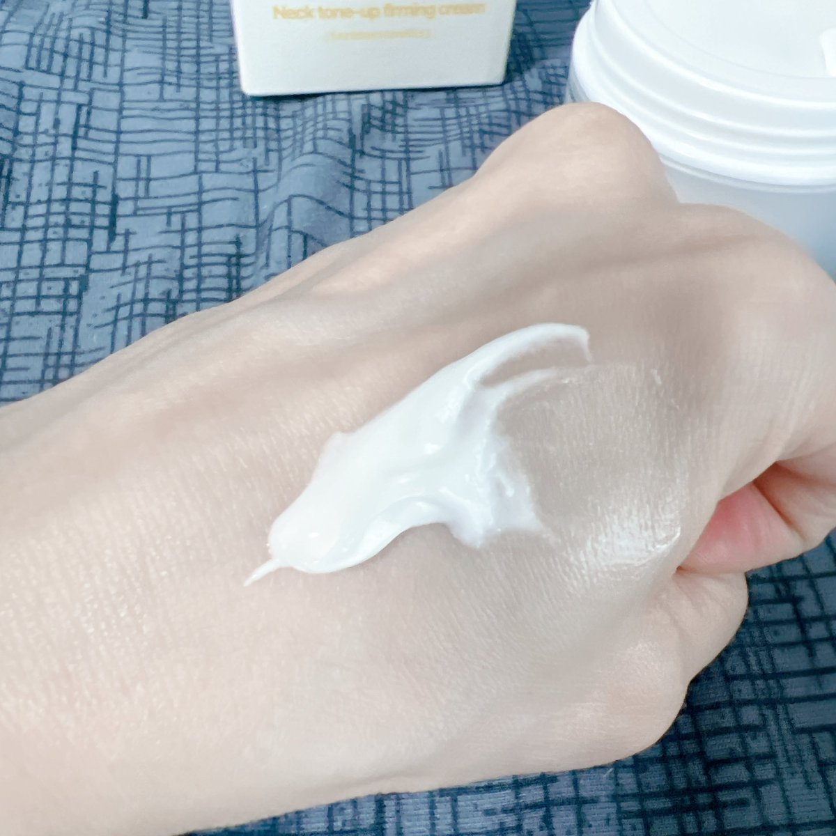E8pPb's tweet photo. #PR BnD NECK tone-up&amp;firming cream こっくりしたテクスチャーで伸ばすと清涼感のあるスッーとした香りが広がります。毎日使い続けていると首のざらつきが少しマシになってきたように感じました。
ベタつかないので、たっぷりつけるのがオススメです！ https://t.co/4O3VOiwH8z