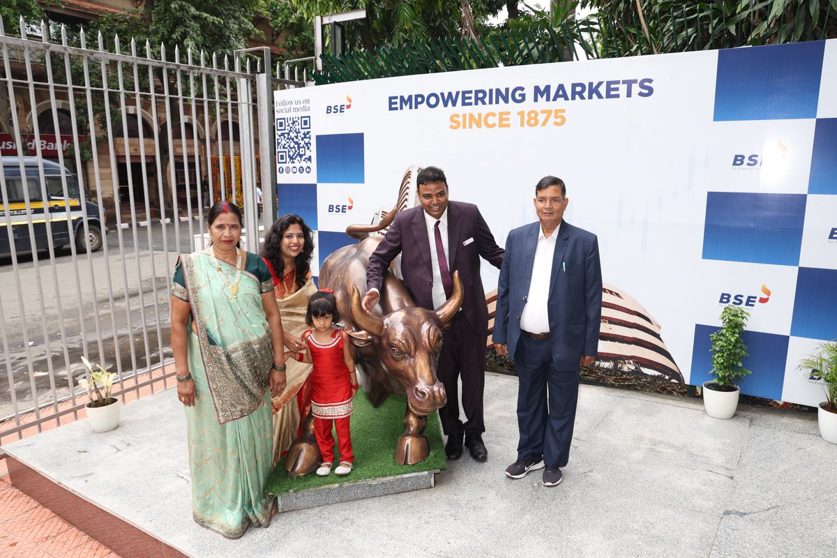 BSEIndia's tweet photo. #ListingsAtBSE | Kratikal Tech Limited got listed at BSE.
Mr. Pavan Kumar, MD & CEO, Mr Paratosh Kumar, WTD, Kratikal Tech Ltd., along with Ms. Radha Kirthivasan, Head – Listings & SME, rang the #BSEBell to mark the listing.

Mr. Pavan Kumar, along with family, clicked a picture at the Iconic #BSEBull