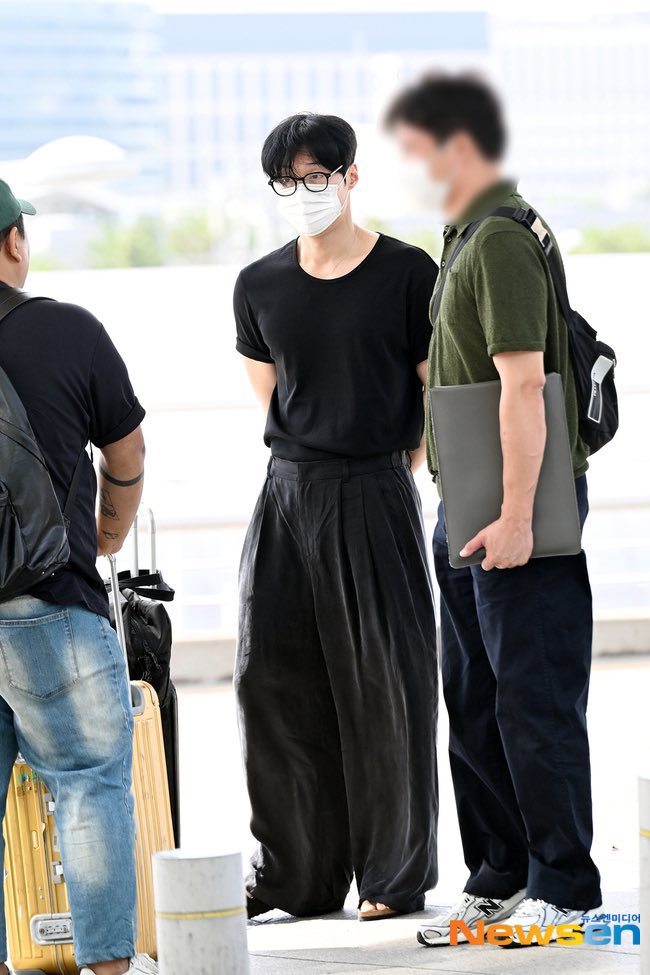 NamJunDailyDose's tweet photo. Airport fashion Heo Nam Jun today!! My Royal Nemesis crew will going to Vietnam😍 #heonamjun #허남준 #MyRoyalNemesis https://t.co/QuomG2Yj2u