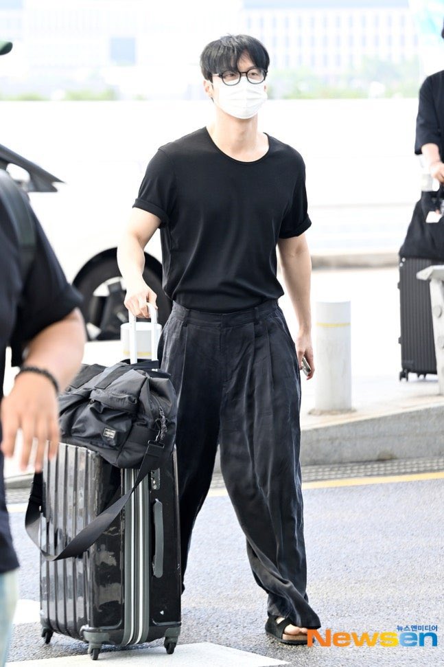 NamJunDailyDose's tweet photo. Airport fashion Heo Nam Jun today!! My Royal Nemesis crew will going to Vietnam😍 #heonamjun #허남준 #MyRoyalNemesis https://t.co/QuomG2Yj2u