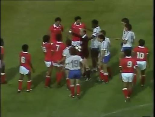 JoeMaverick73's tweet photo. 2/3 V roce 1982 dali Francouzi gól na 4:1. Na trávník ale vtrhl kuvajtský princ s ochrankou a vynutil si zrušení gólu. Jenže fotbaloví bohové mají paměť. Francie nakonec stejně vyhrála 4:1 a rozhodčí, který tlaku podlehl, dostal od FIFA doživotní zákaz. #RetroFIFA https://t.co/RLsfIcPQTk