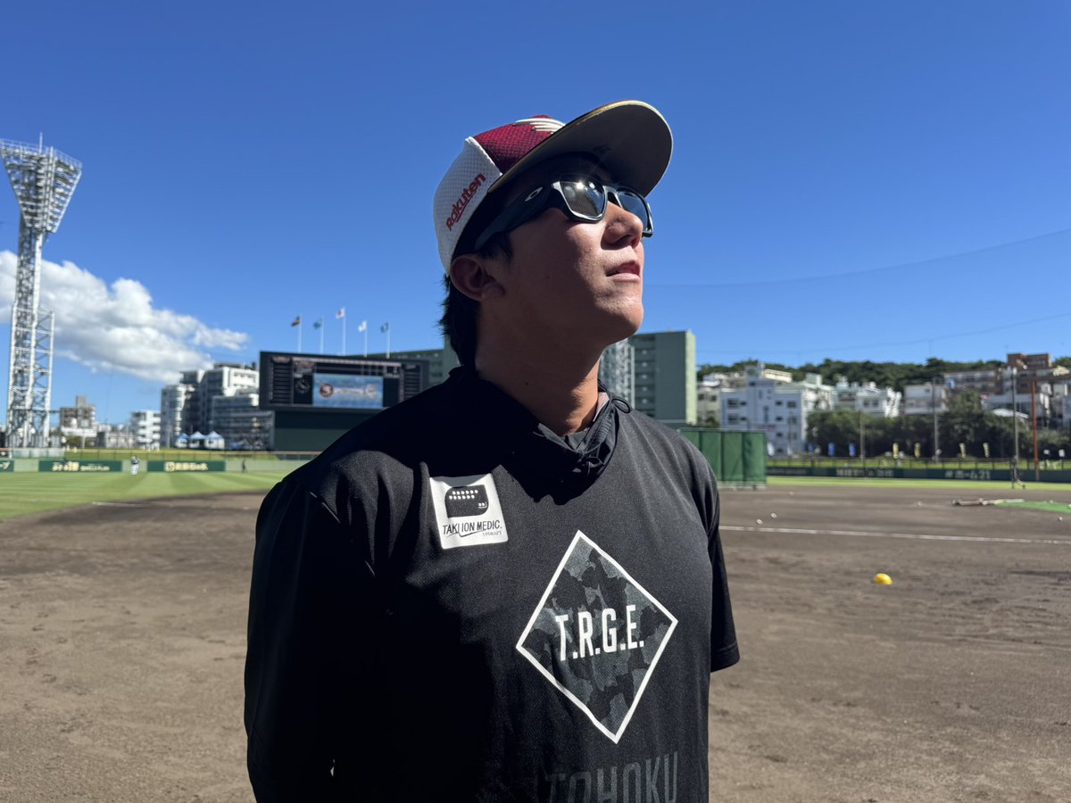 Rakuten__Eagles's tweet photo. ＼📢 #田中千晴 選手が一軍合流🌞／

サングラスに反射する沖縄の日差しが眩しいです🕶🌺✨

「そんなカッコつけ要らんっ！😡」
と #柴田大地 選手にツッコまれながらも太陽を味方につけた1枚に📸

#RakutenEagles
#強鷲革新 https://t.co/u8eMSErR0l