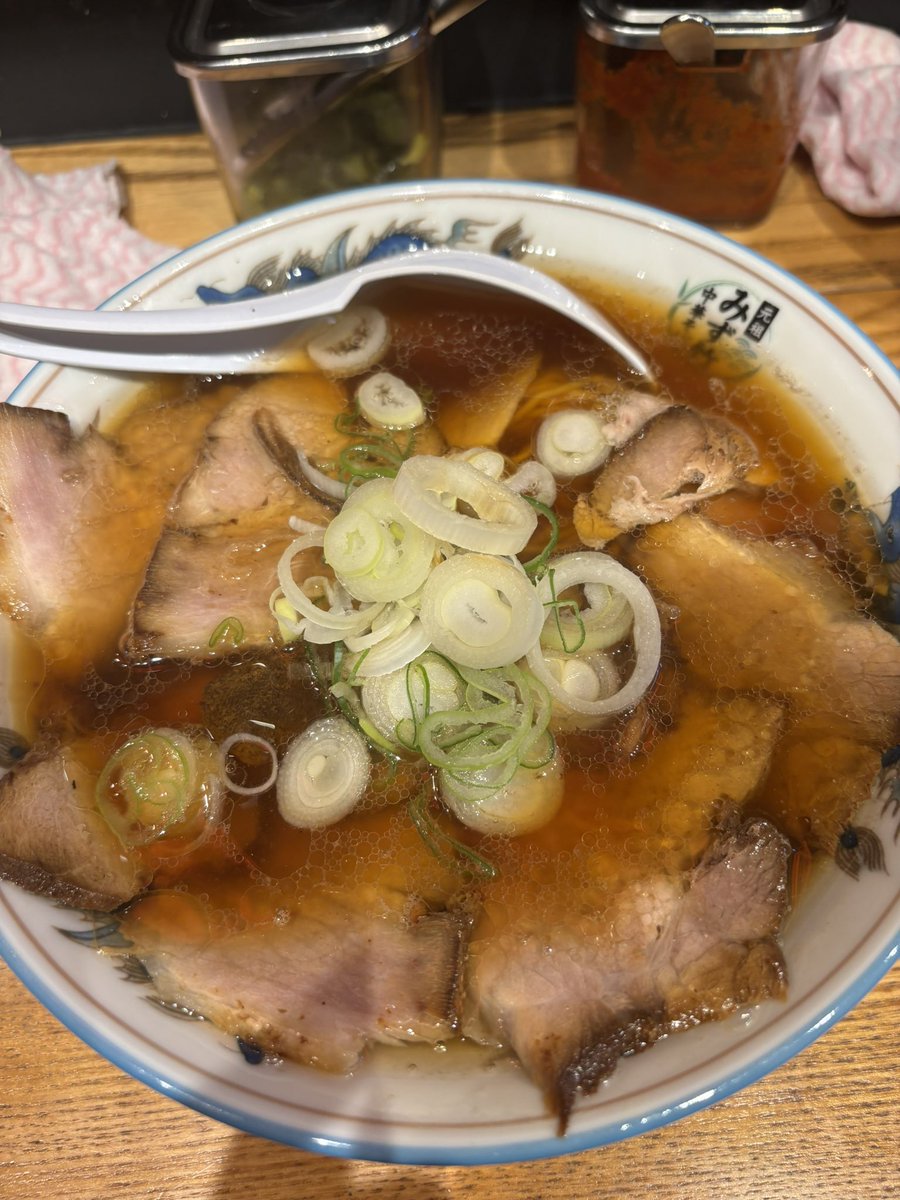 bakudantarou's tweet photo. 鶴川
元祖みず竹中華そば
初めて来たから、オススメの1番人気を頼んだで
チャーシュー麺1200
水竹翔さんから受け継いだらしいけどな
スープは抜群やな
見た目ちゃん系っぽいけど
このご時世やからコスパも悪くないんじゃないか？
ご馳走さまでした

＃麺喰い
＃らーめん
＃醤油系
＃チャーシュー https://t.co/5MKrLnsIX5