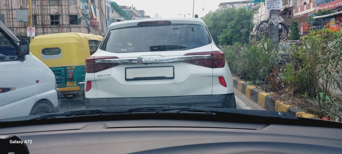 Anchalds's tweet photo. @dtptraffic Kia with dark glasses&amp; illegible  num plate crossed Ayodhya chowk yestrdy, June 6, arnd 6 10pm.  Is this allowed? If not, pls track down this car from your system and penalise the owner. Such cars can be used for wrong means to avoid getting caught. Last digits-4949 https://t.co/Xdwgva7cNA