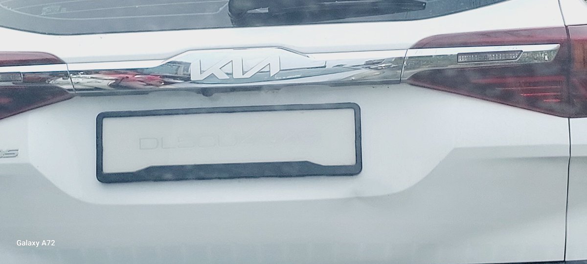 Anchalds's tweet photo. @dtptraffic Kia with dark glasses&amp; illegible  num plate crossed Ayodhya chowk yestrdy, June 6, arnd 6 10pm.  Is this allowed? If not, pls track down this car from your system and penalise the owner. Such cars can be used for wrong means to avoid getting caught. Last digits-4949 https://t.co/Xdwgva7cNA