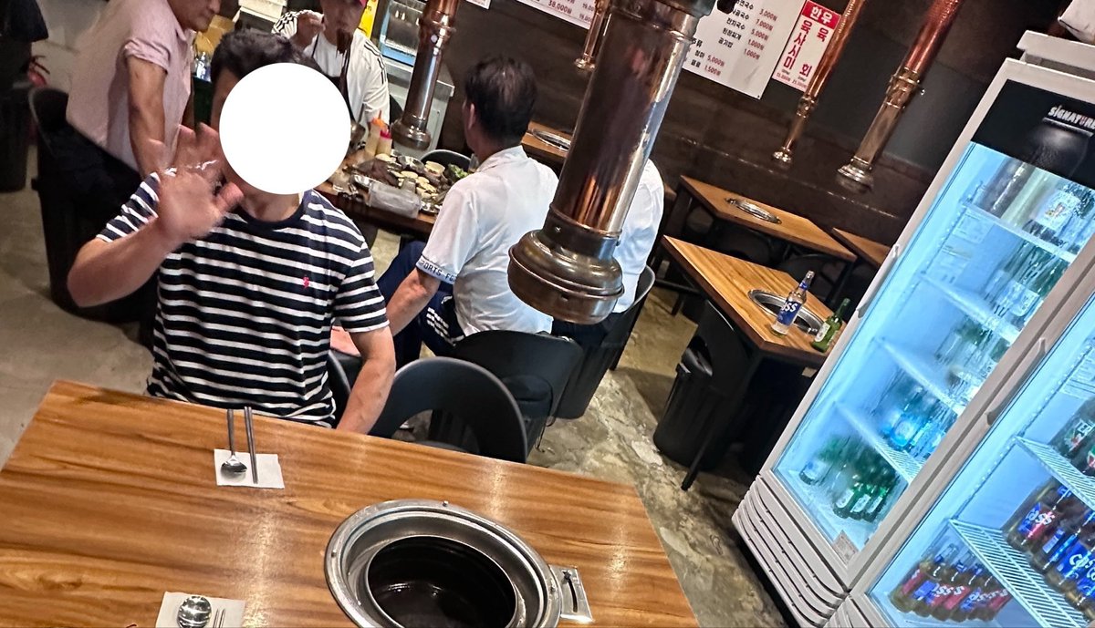 Ham39Sick's tweet photo. 하 ㅈㄴ웃겨
엄마랑 가면서 아빠 빼고 가도 되냐니까 이미 메뉴 주문하고 앉아있을 거다 니 아빠를 모르냐.라길래 고깃집 갔더니 ㄹㅇ 앉아서 손 흔들고있음 하.. https://t.co/xZaf39LlU4