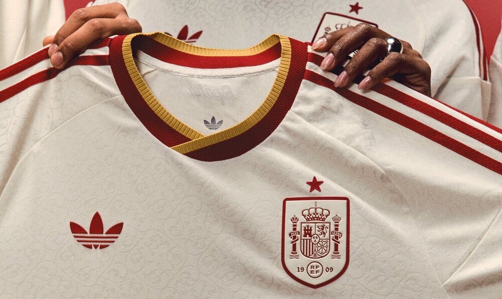 jc_sampaio's tweet photo. Ya la considerábamos un camisetón, pero desde ayer, esta joya será recordada por ser la que jubiló a Cipriano Penaldo.

Camiseta de culto, si me preguntan. https://t.co/ELOptddoHB