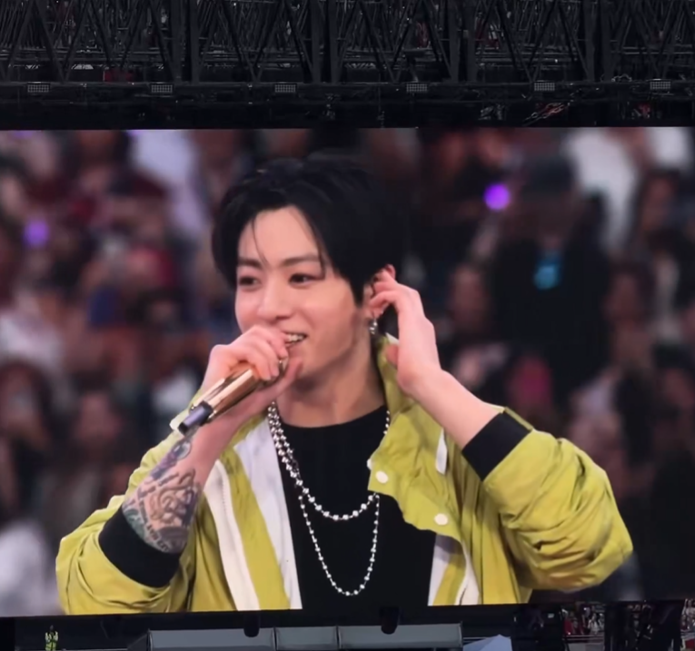 AboutMusicYT's tweet photo. Jungkook goes viral with his outfit, looking like David Martinez from Cyberpunk. https://t.co/5BfaYCovRz