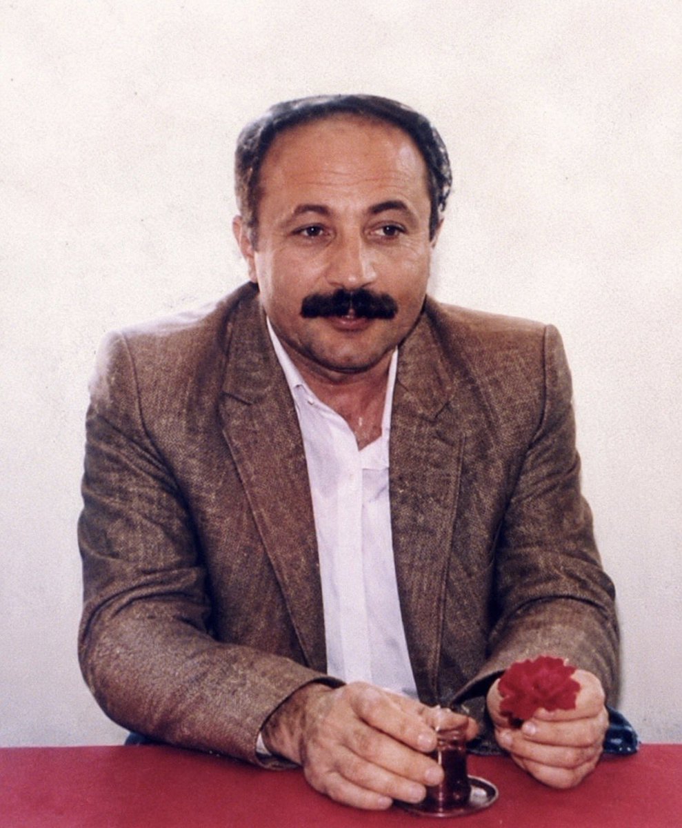 DEMGenelMerkezi's tweet photo. HEP Amed İl Başkanı ve insan hakları savunucusu Vedat Aydın, 35 yıl önce katledildi. On binlerce kişinin katıldığı Vedat Aydın’ın cenaze törenine asker ve polislerin silahlı saldırısı sonucu 23 yurttaşımız yaşamını yitirdi, onlarca kişi yaralandı.

İnsan hakları, demokrasi, barış ve özgürlük mücadelesinde katledilen Vedat Aydın’ı ve cenazesinde katledilen insanları saygı ve minnetle anıyoruz. Onların demokrasi ve özgürlük hayallerini gerçek kılmak için mücadelemizi sürdüreceğiz.

Di salvegera qetilkirina wî de em Vedat Aydin û hemû kesên ku di merasîma cenazeyê wî de hatin qetilkirin bi rêzdarî bi bîr tînin. Têkoşîna wî ya ji bo aştî, azadî, demokrasî û heqîqetê dê her tim rêya me ronî bike.