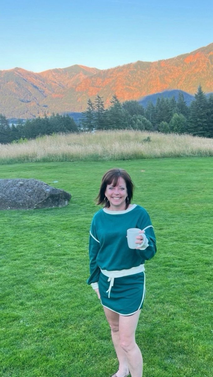heatsulw's tweet photo. Still this bright at 8:45 pm! And everyone at this lodge drinks their alcohol from coffee mugs🤷🏻‍♀️ #wheninrome https://t.co/24QmDybnmm
